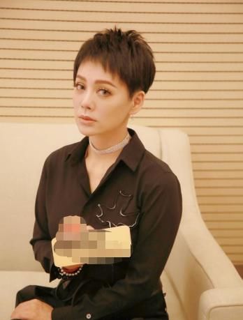  登上|宁静穿黑色袜子登场，因姐姐们的表情管理，登上热搜榜首位