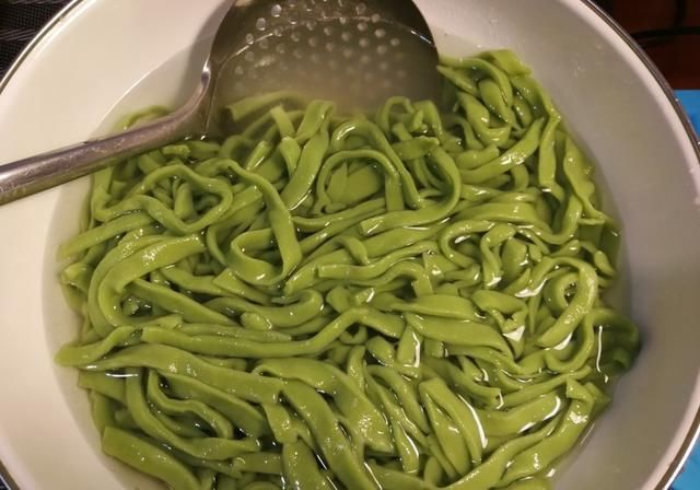 味道|纯天然的菠菜汁面条,颜值高、味道好,做法简单,上桌孩子抢着吃