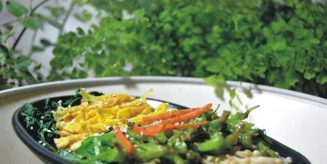  韭菜|美食精选：韭菜炒香干，大骨冬瓜汤，蚝油炒花生芽，粉丝拌蛋皮丝