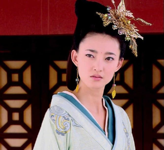 接到|母后在民间暗中产下一女，汉武帝得知后不怒反喜，将姐姐接到宫中