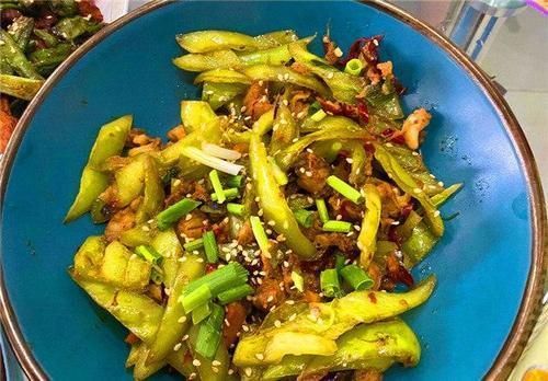 却说|老公请同事来家里吃饭，我下厨做一桌菜，上桌却说我精明过头了