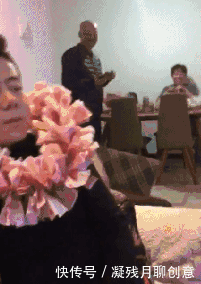 嫌弃|妹子，别光顾着臭美拍照了，瞧身后大哥嫌弃的表情，真是尴尬