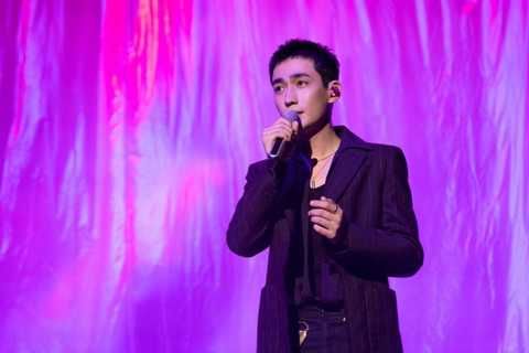  蔡徐坤|《青春芒果夜》朱一龙黄晓明蔡徐坤点燃青春，姐姐们舞台燃炸全场