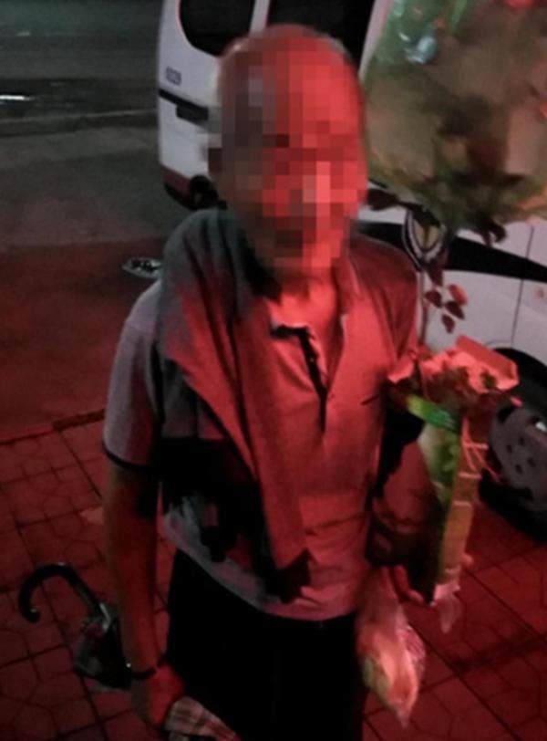  拦下|夜幕中老人欲上高速，幸亏被民警及时拦下