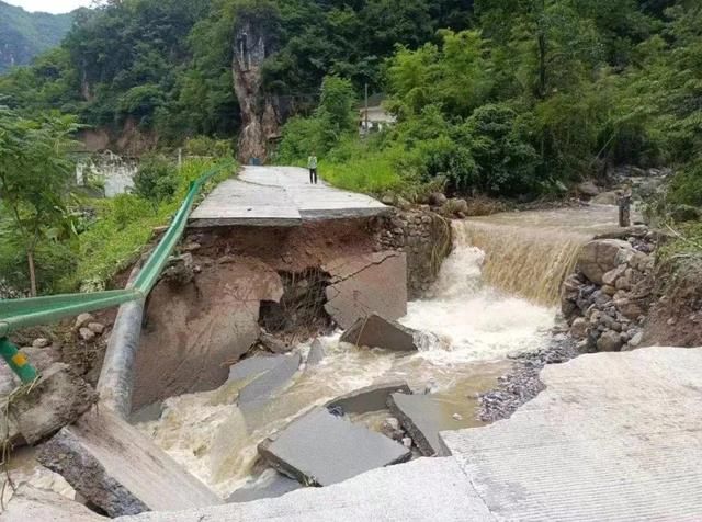 突降暴雨！宜昌兴山消防赶赴一线抢险救灾