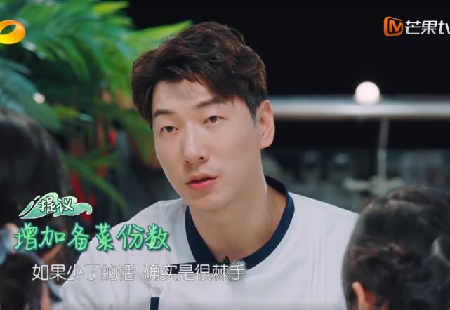  黄晓明|《中餐厅》张亮菜品没熟遭客人投诉，谁注意赵丽颖做法？比节目组有良心