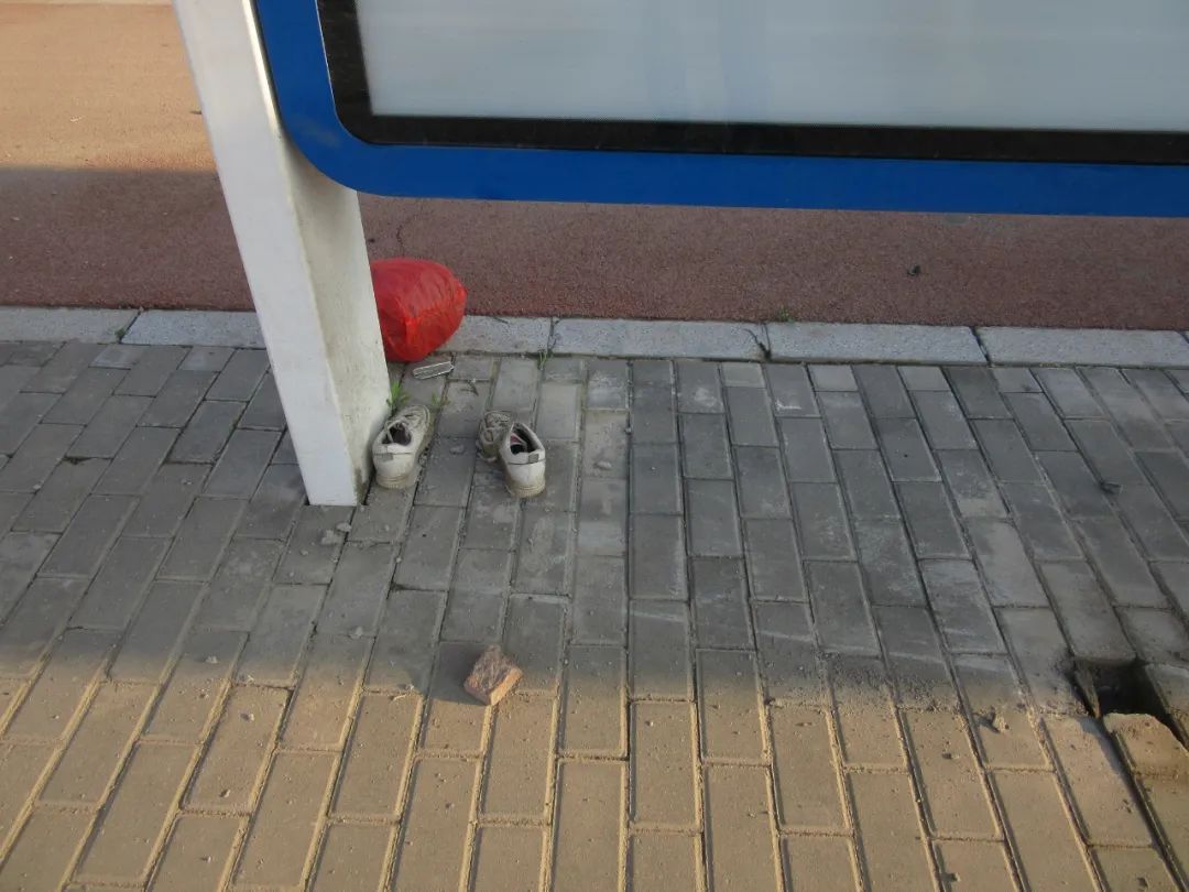  判刑|男子在斗门公交站台睡觉被小车飞撞当场丧命！车主夫妇双双被判刑！