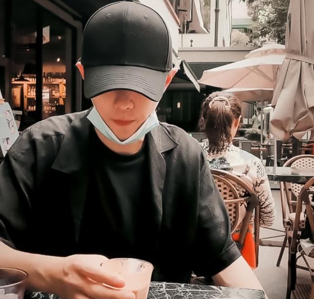  顶流|肖战带火咖啡店，老板感叹来了数百位明星才感受到顶流，拉花师却要疯了