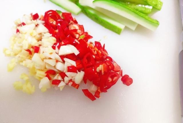  试试|冬瓜别再煮着吃了，试试这样做，荤素搭配，好吃下饭！