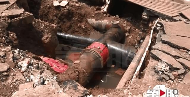  水柱|女子家中睡午觉 天上掉下来一块石头！接着……水柱喷射进来