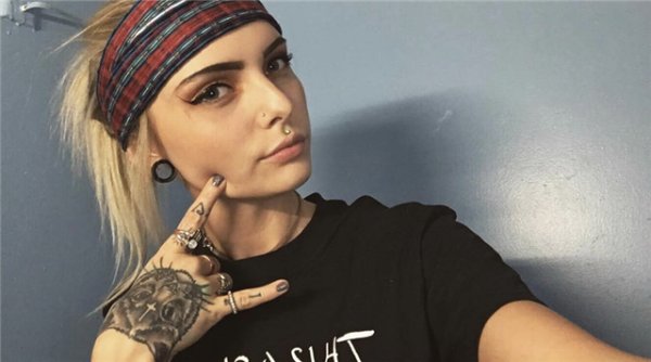 母亲|又一位女星因抑郁症自杀身亡，年仅23岁，母亲悲痛发声证实