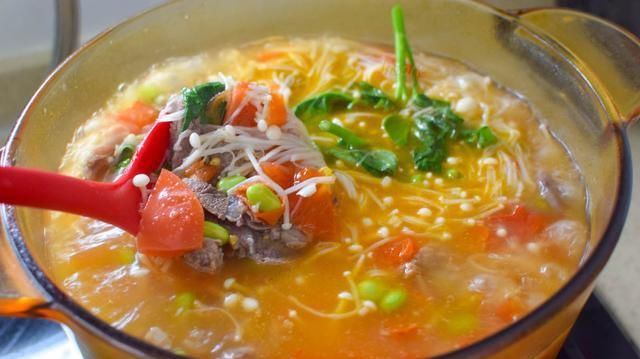  煮汤|用牛肉煮汤，这方法最简单，切切煮煮就做好，咸鲜开胃适合夏天