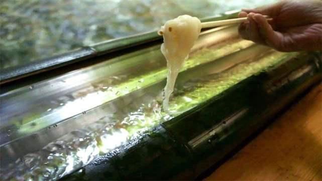 吃法|日本奇葩的“流水素面”,顾客吃完纷纷吐槽,网友吃法有点恶心