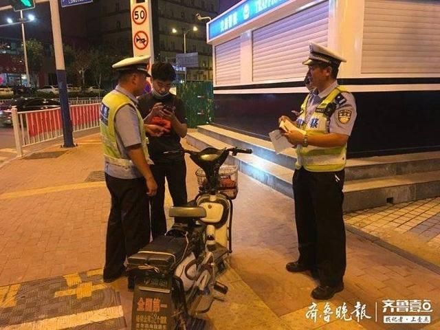  加班|晚饭还没吃，泰安交警城西大队就开始夜间加班，开展电车免费挂牌