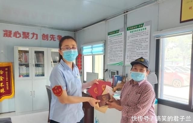 礼物|奶奶准备把房过户给孙子当作结婚礼物 结果房产证等贵重物品丢失了