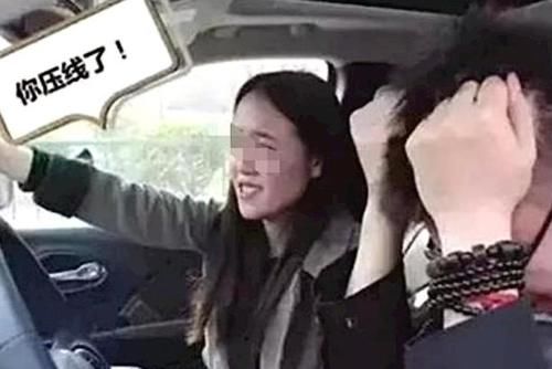  高速公路|男子高速将老婆踹下车，只因老婆抢夺方向盘，网友：做得很对