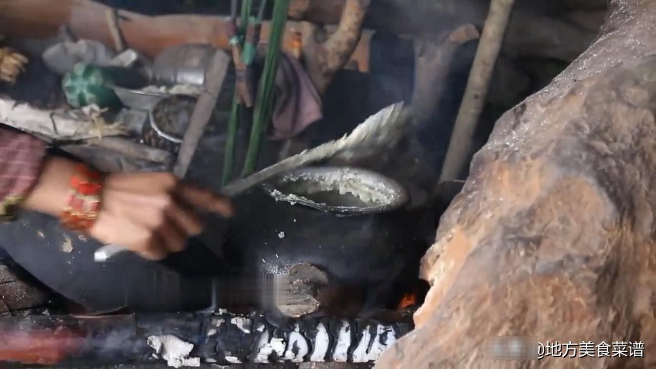 蘑菇|尼泊尔山区穷人家的生活，房子矮的直不起腰，只吃一个土豆炒蘑菇