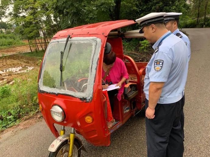 三轮车|【坚持政治建警 全面从严治警】蓬安交警严查农村三轮车违法行为！