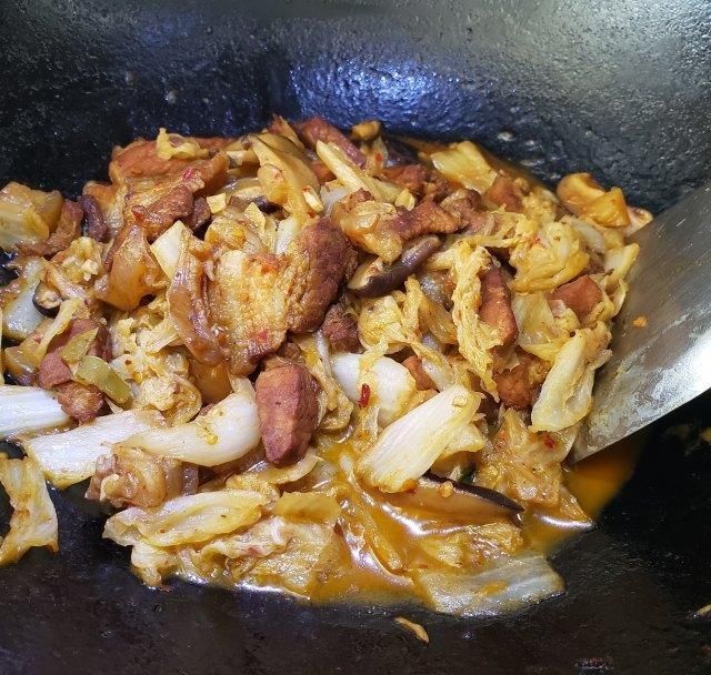 简单|五花肉炖白菜，既简单又美味