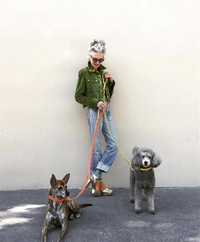  黑色|“最时髦老奶奶”走红，遛狗被抓拍成时尚达人，网友：穿得比我潮