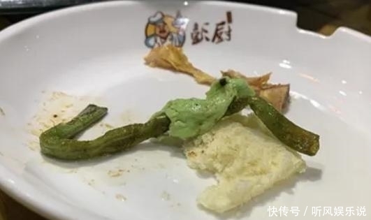 香糖的东西|饭店聚餐吃出异物,像是被嚼过的“口香糖”?服务员揭开真相…