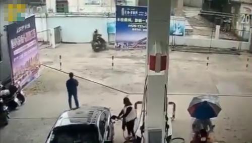  加油站|男子趁女车主加油开车门偷包，慌张逃跑撞墙晕倒，狼狈样令人笑喷