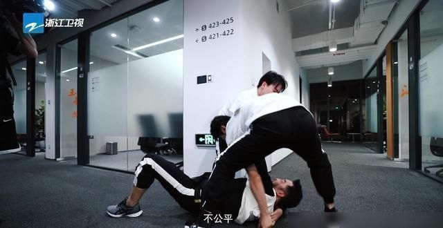  名牌|最新一期《奔跑吧》来袭，撕名牌大战最大看点：三人行必有蔡徐坤