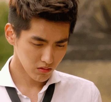  嗓子|明星演出时话筒没声音，吴亦凡，千玺扯着嗓子唱，蔡徐坤太机智！