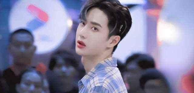  粉丝|《街舞3》变粉丝见面会，“冰块脸”王一博看偶像battle表情失控