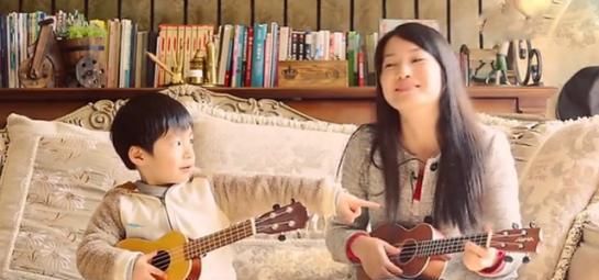  全职妈妈|女子夜市摆摊，胸前挂一物，看清楚后网友纷纷评论：当妈不易