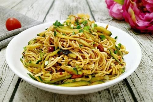  少许|鸡丝凉面怎么做？原来煮面和料汁都有讲究，做好了不油腻还减脂