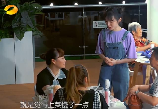  李浩菲|客人吐槽上菜慢，看看赵丽颖的回复方式，再看看李浩菲的，差距好大