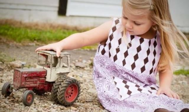 童真|公交车上，4岁女娃的一个行为令乘客气愤：小小年纪就丧失童真