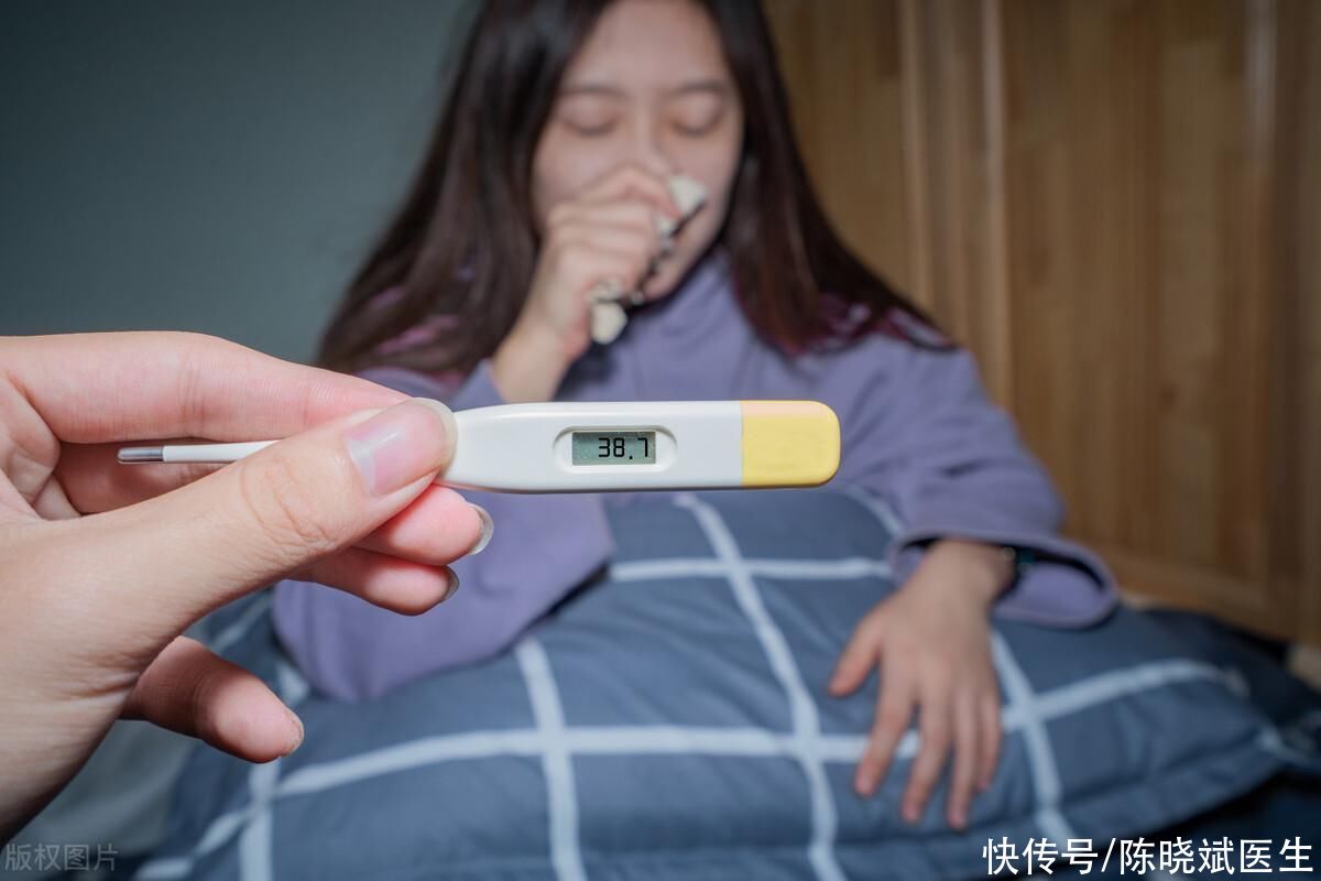 怎么区分普通感冒和新冠流感(如何区分普通感冒、流感还是新冠感染？医生带你从4个方面了解)