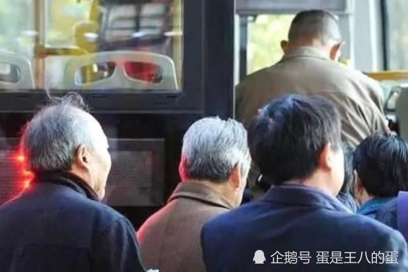 耍流氓|美女公交不让座，70岁大爷上去撕其衣服，是泄愤还是耍流氓？