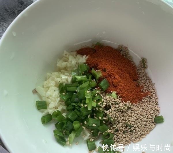 适量|夏天面条这样做,煮一煮拌一拌,酸辣开胃又解腻,一次两碗不够吃