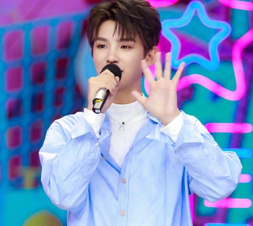 引热议|素质不是装的!黄明昊凭什么成快本常驻?回答问题时的动作引热议