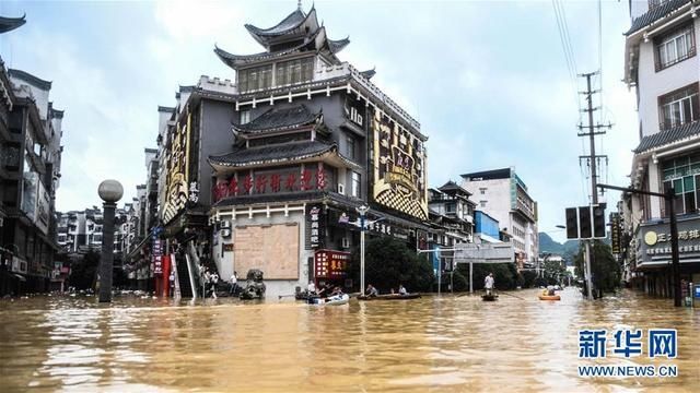  市民乘小船|广西融水：强降雨引发严重内涝
