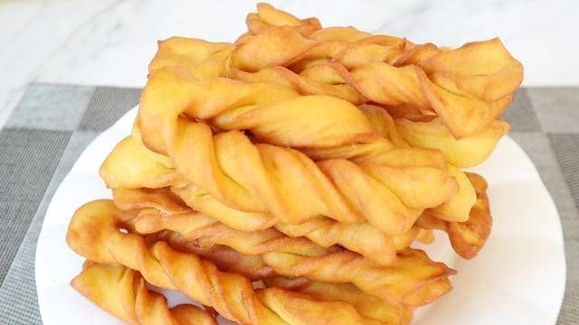 好吃|玉米面最好吃的做法,比馒头简单,比油条还香,出锅全家抢着吃