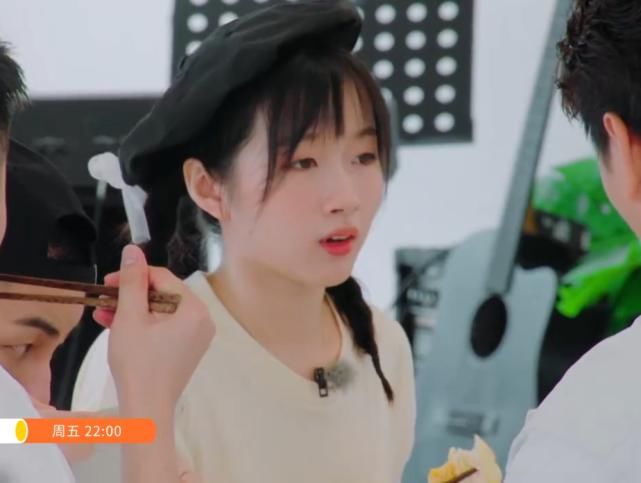  吓到|《中餐厅》又制造矛盾？林大厨抱怨、张亮扔筷子，李浩菲被吓到了