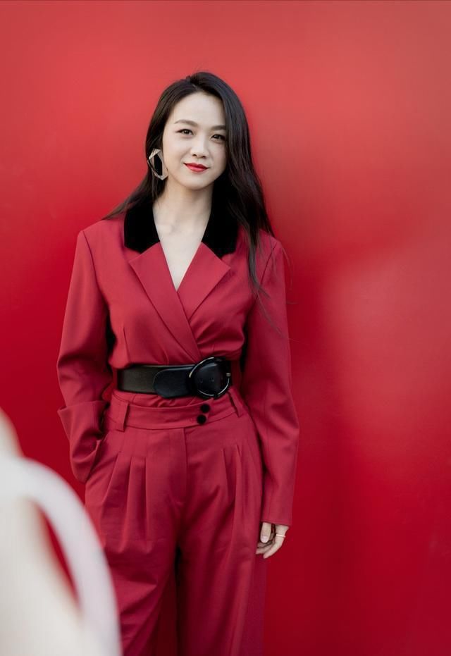  高级|汤唯又把西装穿火了！一袭亮片黑色西装配红唇，高级知性有女人味
