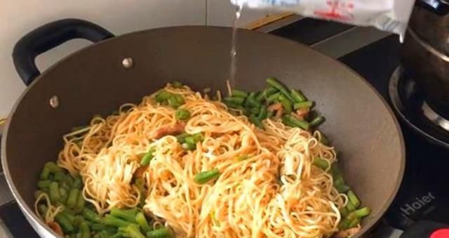 全家|面条别再煮着吃了,学会这样做,喷香又解馋,出锅全家抢着吃