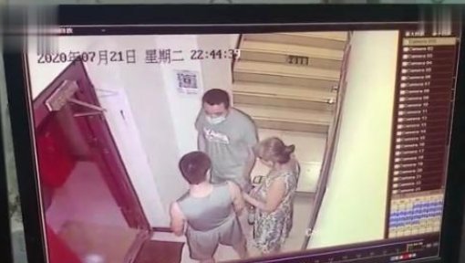  回家|令人后怕！女孩深夜回家遭陌生男子尾随，男子敲门：我想约你