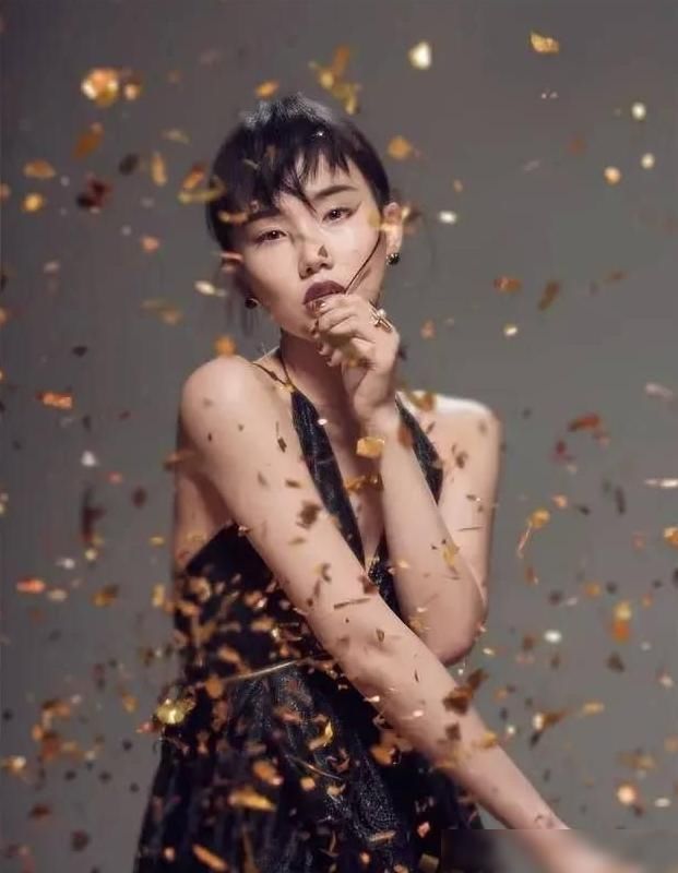 综艺节目|比黄圣依还作的女星见识了雪藏13年凭骚出圈却被29位姐姐宠上天