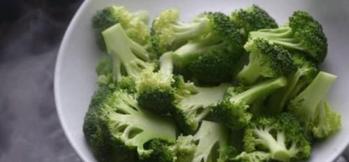 不用|焯水后的西兰花用不用“过冷水”? 老厨师: 多数人做错, 难怪变味