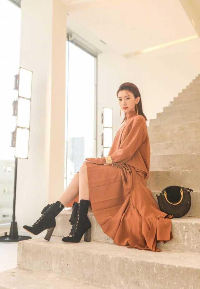 棕色|毛晓彤国外看秀气质升华了,穿棕色连衣裙配大背头,气场强大A爆