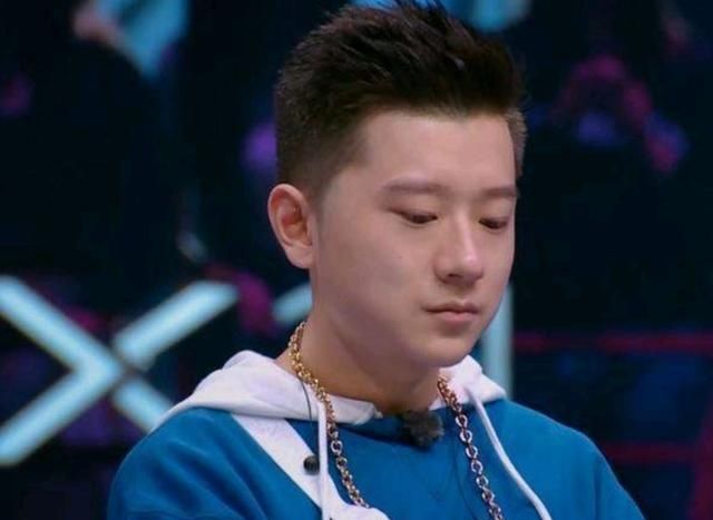 太装|说唱歌手又出事?王以太演出被观众喷脸,原因竟是“太装”