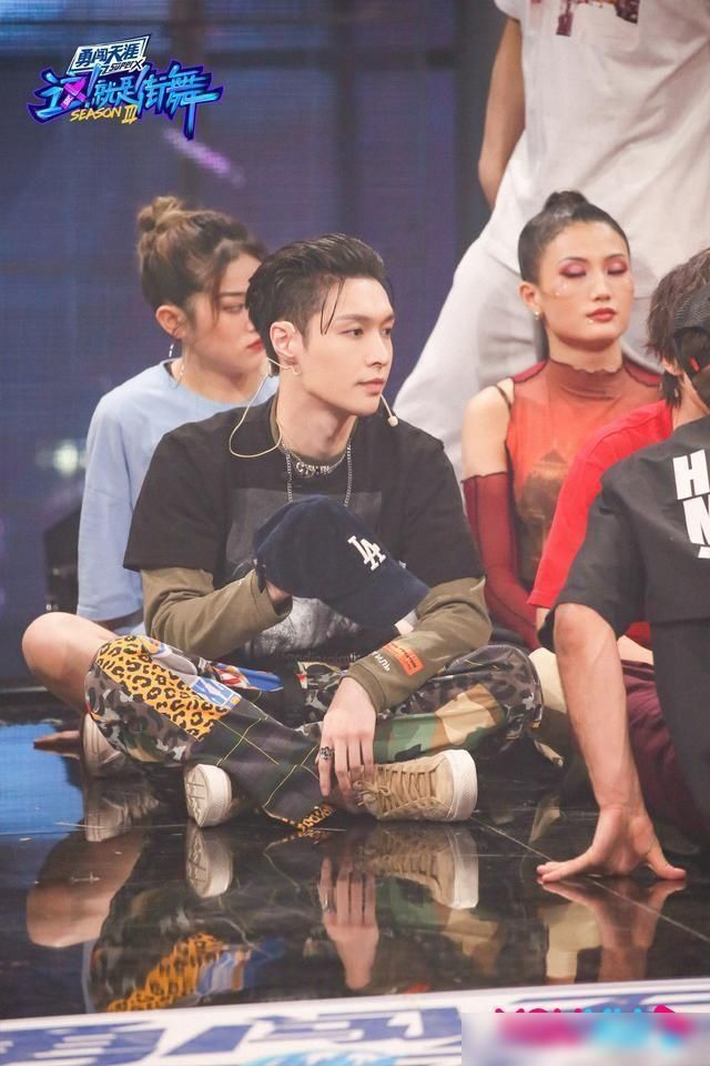  拍到|如何看待这就是街舞张艺兴组淘汰选手后，节目组跟拍到厕所的行为