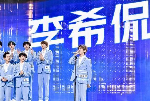  欣慰|《少年之名》李希侃C位，张艺兴表情欣慰，粉丝将会员开到四百年