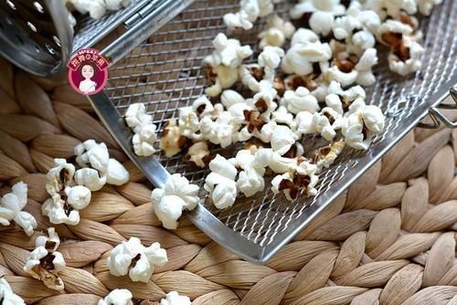  零食|自制焦糖爆米花，追剧听歌小零食，1把玉米豆爆出一大笼，焦脆脆